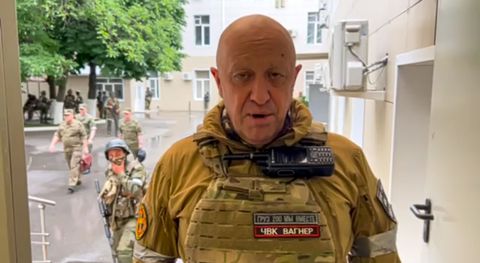 Yevgeny Prigozhin, propietario del grupo militar privado Grupo Wagner, graba un mensaje en video desde Rostov.