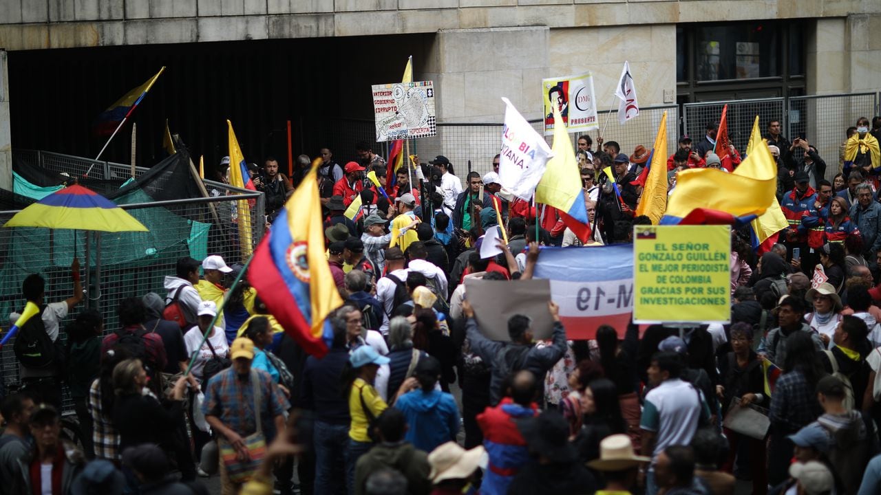 Manifestantes bloquean las entradas del Palacio de Justicia