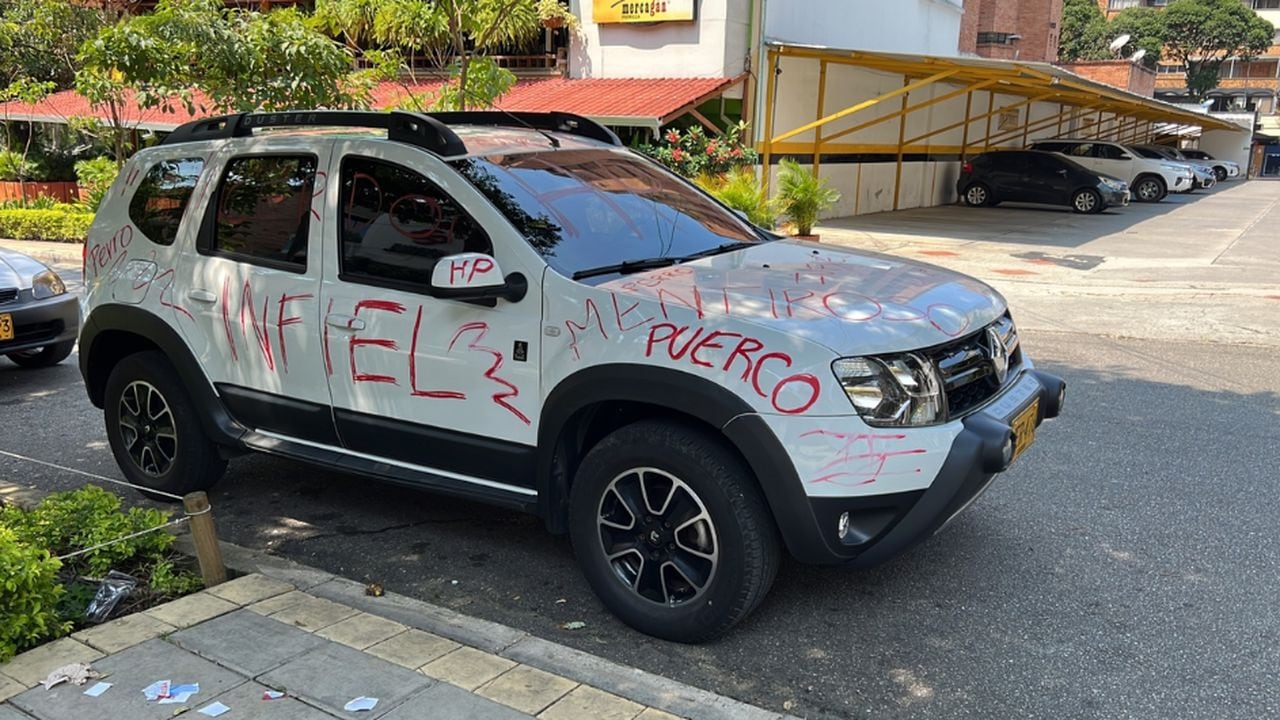 Camioneta pintada en Bucaramanga con palabras de alto calibre.