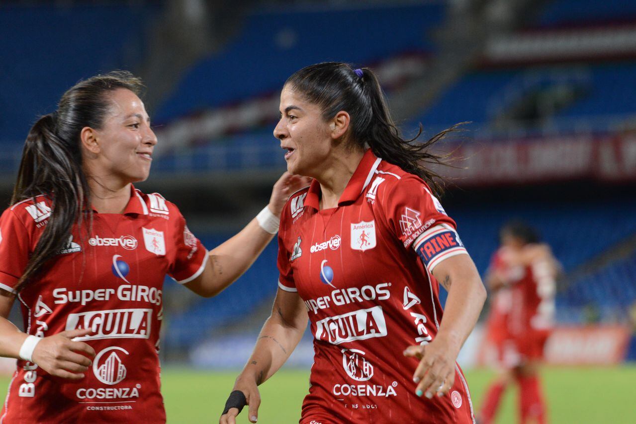 Fútbol: Celebración de América Femenino, Foto José L Guzmán. El País. oct 5-23