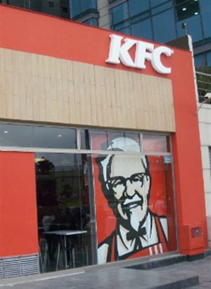 KFC es una franquicia de restaurantes de comida rápida especializada en pollo frito, que pertenece al grupo Yum! Brands. El origen se remonta a 1939, cuando Harland D. Sanders comenzó a preparar pollo crujiente en North Corbin (Kentucky) a partir de una receta con once especias y aromas. Hasta 1993 la empresa decició abrir la primera franquicia en el país.

