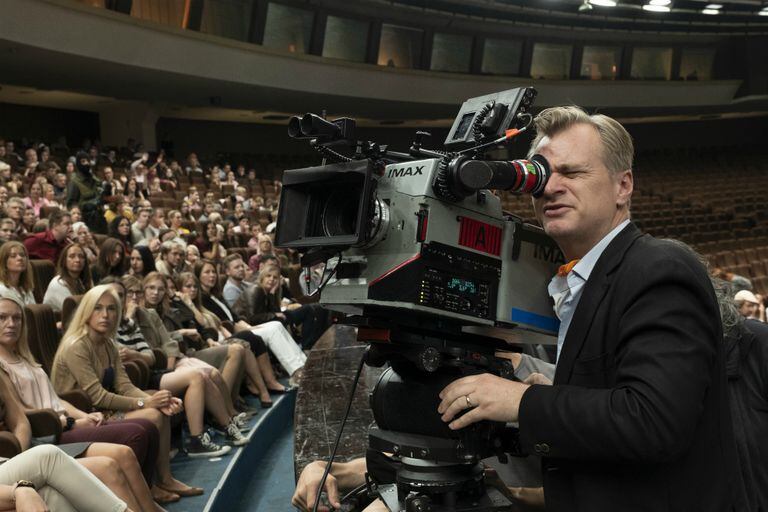 El director Christopher Nolan con la enorme cámara IMax de 70 mm., que ha hecho su acompañante desde 'Dunkirk' (2017).