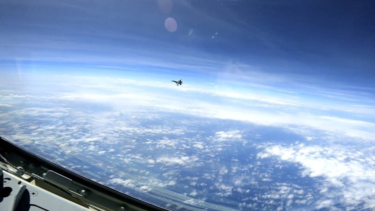 Un caza chino J-16 vuela cerca de un avión estadounidense RC-135 en el espacio aéreo internacional sobre el Mar de China Meridional el viernes 26 de mayo de 2023.