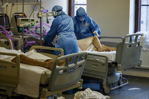 Los médicos que usan equipo de protección personal (EPP) trabajan en la unidad de cuidados intensivos para pacientes con coronavirus Covid-19 en el hospital de emergencia Sklifosovsky de Moscú en Moscú el 20 de octubre de 2021. - Rusia dijo el 20 de octubre que 1.028 personas murieron de Covid durante los últimos 24 años. horas, un nuevo récord, mientras el presidente Vladimir Putin reflexiona sobre la introducción de restricciones a nivel nacional para frenar la propagación de la enfermedad. (Foto de Dimitar DILKOFF / AFP)