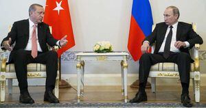 Antes de sentarse a conversar con Putin, Erdogan tuvo que pedir perdón por el derribo de un avión que habìa entrado al espacio aéreo turco. Entre las razones que le hicieron cambiar de parecer se encuentran las sanciones económicas que Rusia le impuso.