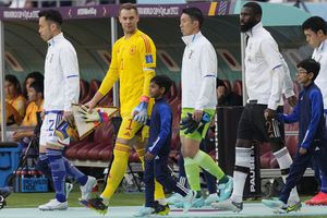 Los jugadores ingresan al campo antes del partido de fútbol del grupo E de la Copa Mundial entre Alemania y Japón, en el Estadio Internacional Khalifa en Doha, Qatar, el miércoles 23 de noviembre de 2022. 