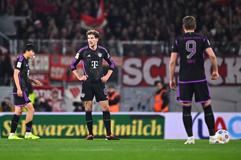 Jugadores del Bayern Múnich reaccionan después de recibir un gol durante el partido de fútbol de la Bundesliga entre  SC Friburgo y Bayern Múnich en el estadio Europa-Park, en Friburgo Im Breisgau, Alemania, el viernes 1 de marzo de 2024. (Tom Weller/dpa vía AP)