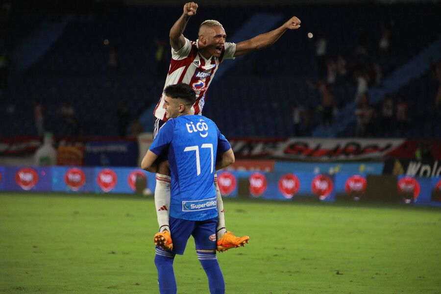 Jermein Peña y Santiago Mele celebrando un gol de Junior.