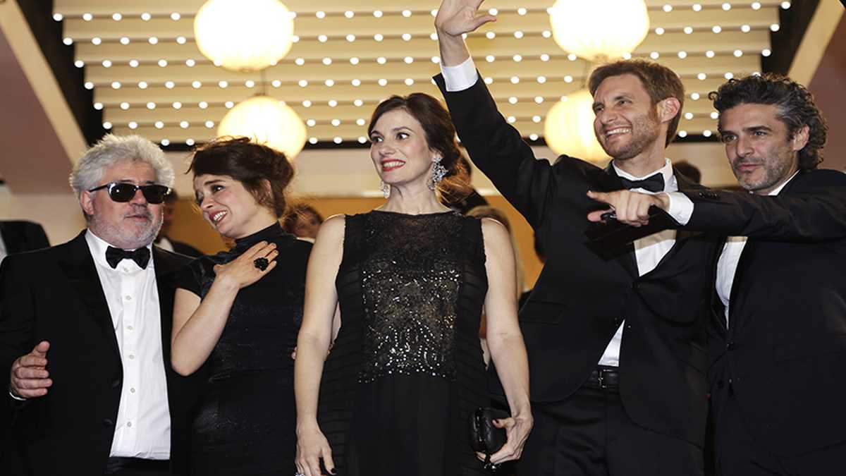 Foto del 2014, desde derecha aparece Pedro Almodóvar, la actríz Érica Rivas, la actríz María Marull, el director Damián Szifrón y el actor Leonardo Sbaraglia, en la premier de "Relatos Salvajes" en la versión 67 de Festival de Cine de Cannes en Francia.