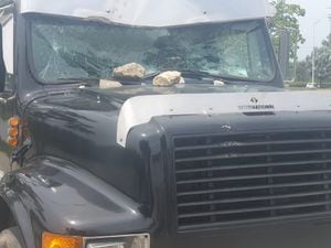 El camión fue atacado con piedras y el conductor fue atracado por jóvenes del sector
