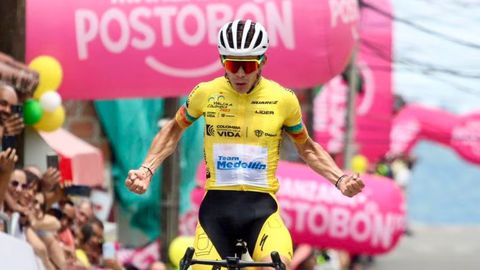 'Superman' López celebrando su triunfo en la sexta etapa de la Vuelta a Colombia 2023 - Foto: Foto: @team_medellin