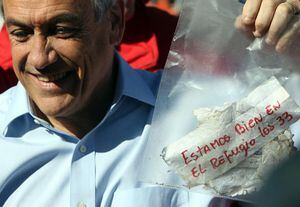 El presidente de Chile, Sebastián Piñera, muestra con alegría el mensaje de vida que enviaron los 33 mineros atrapados.