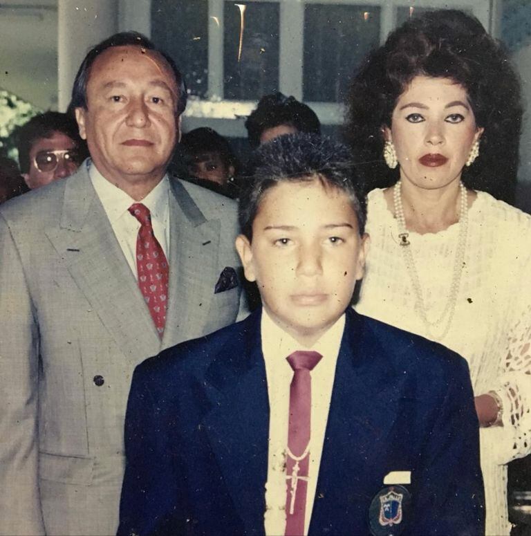 Rodolfo Hernández con la esposa e hijo foto antigua