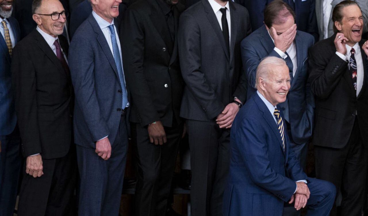 El presidente Joe Biden se inclina ante los Golden State Warrios en la visita del equipo de la NBA a La Casa Blanca