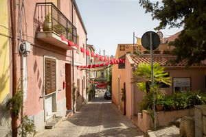Calles de Sant'Antioco en Cerdeña, Italia