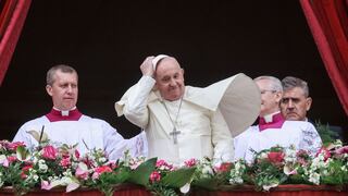 El Papa Francisco sostiene su zucchetto mientras pronuncia su mensaje "Urbi et Orbi" (a la ciudad y al mundo) en la Plaza de San Pedro, el domingo de Pascua, en el Vaticano el 31 de marzo de 2024.