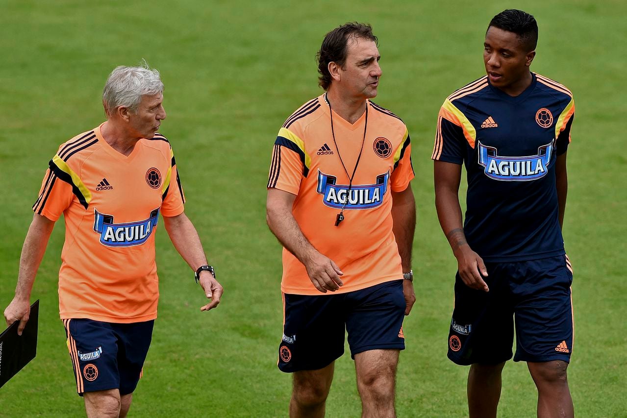 (FILES) In this file photo taken on June 09, 2014 Colombia's forward Carlos Carbonero (R) speaks with coach assistant Argentinian Nestor Lorenzo (C) and Colombia's coach Argentinian Jose Pekerman during a training session at the President Laudo Natel Athlete Formation Center in Cotia, Sao Paulo, Brazil. - Argentina's N�stor Lorenzo will take over as coach of Colombia's national football team, a bench he knows from his time as assistant to his compatriot Jos� Pekerman at the 2014 and 2018 World Cups, the Colombian Football Federation (FCF) said on June 2, 2022. (Photo by Eitan ABRAMOVICH / AFP)