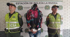 El ladrón capturado deberá responder por dos delitos.