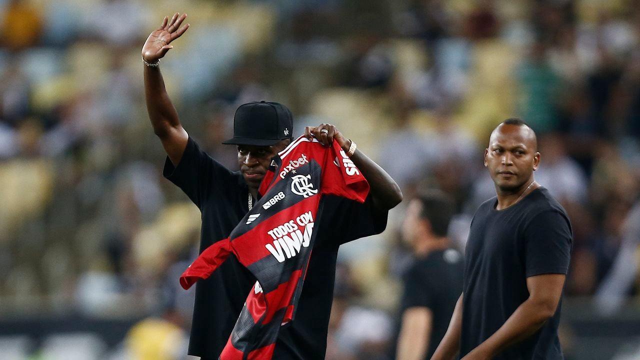 RIO DE JANEIRO, BRAZIL - JUNE 5: Vinicius Junior player of Real Madrid receives a tribute from Flamengo and Vasco before the match between Vasco da Gama and Flamengo as part of Brasileirao 2023 at Maracana Stadium on June 5, 2023 in Rio de Janeiro, Brazil. (Photo by Wagner Meier/Getty Images)
