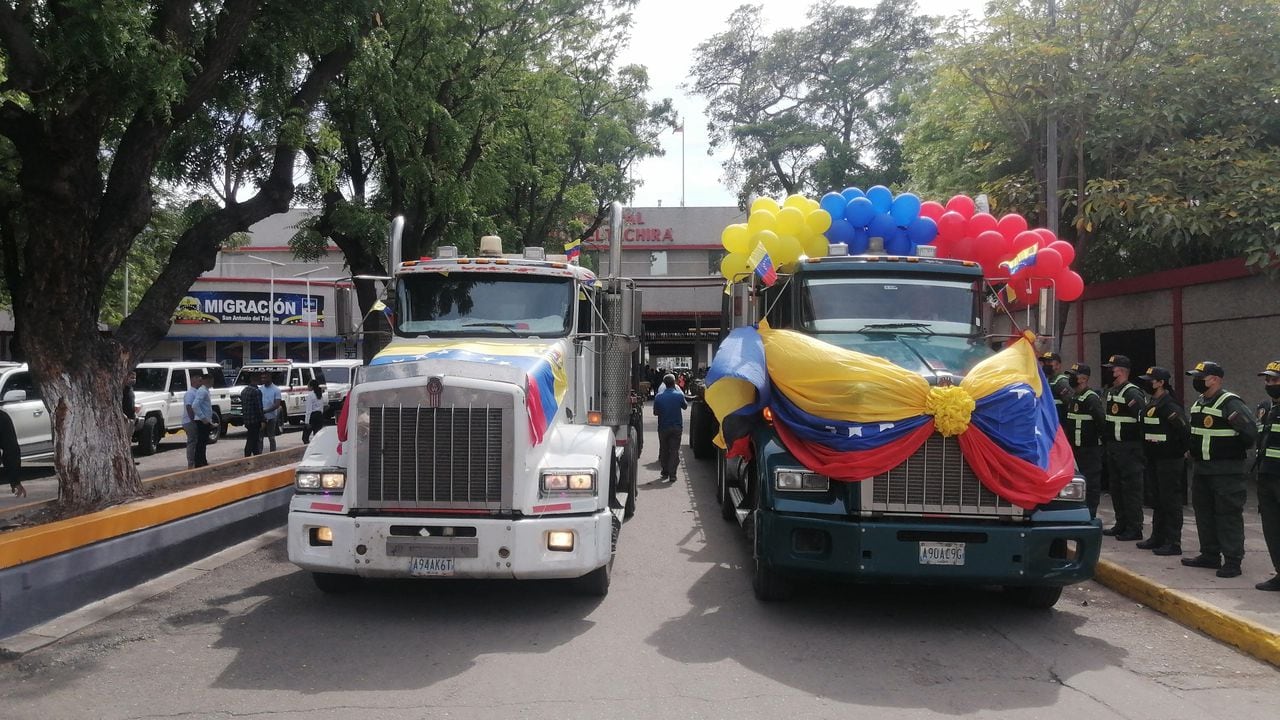Camiones con acero se preparan para salir de territorio venezolano.