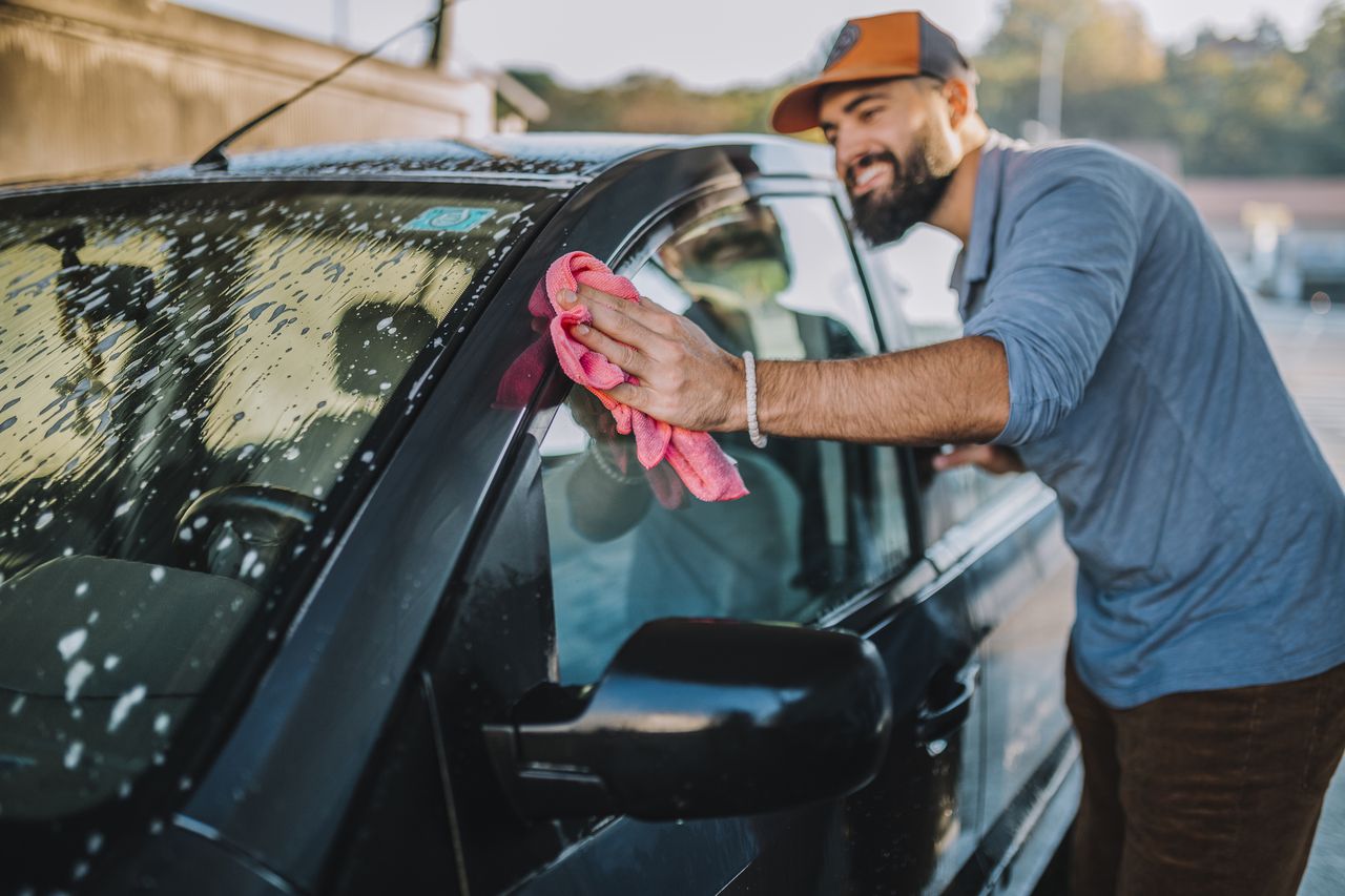 Al limpiar el techo de un automóvil, es fundamental evitar cometer errores que puedan dañar la pintura.