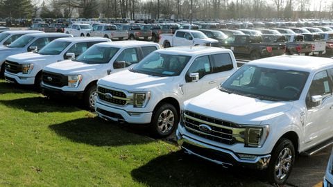 FOTO DE ARCHIVO: Se ven camionetas Ford Motor Co. 2021 F-150 recién fabricadas esperando piezas faltantes en Dearborn, Michigan, EE.UU. REUTERS / Rebecca Cook / File Photo