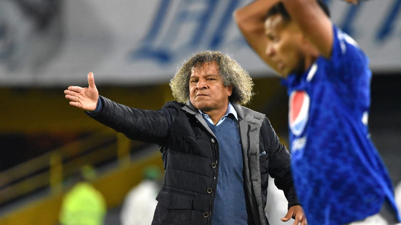 BOGOTA - COLOMBIA, 08-05-2022: Alberto Gamero director técnico de Millonarios  gesticula durante partido entre Millonarios F.C. y Deportes Tolima  por la fecha 19 como parte de la Liga BetPlay DIMAYOR I 2022 jugado en el estadio Nemesio Camacho El Campín de la ciudad de Bogotá. / Alberto Gamero coach of Millonarios gestures during match between Millonarios F.C. and Deportes Tolima for the date 19 as part of the BetPlay DIMAYOR League I 2022 played at the Nemesio Camacho El Campin Stadium in Bogota city . Photo: VizzorImage / Felipe Caicedo / Staff