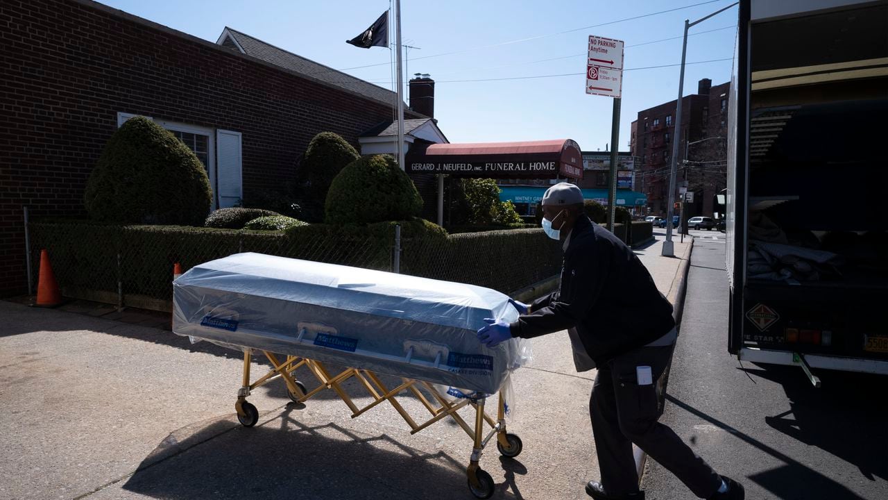 Una de las muertes causadas por el coronavirus en el distrito de Queens de la Ciudad de Nueva York. (AP Photo/Mark Lennihan)
