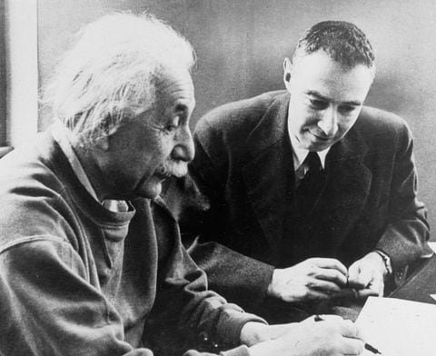 Oppenheimer aprendiendo de Einstein (Foto de © CORBIS/Corbis vía Getty Images)