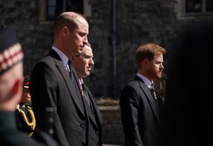 El príncipe William, el duque de Cambridge, Peter Phillips y el príncipe Harry caminan en la procesión, antes del funeral del príncipe Felipe de Gran Bretaña en el castillo de Windsor, Windsor, Inglaterra, el sábado 17 de abril de 2021. El príncipe Felipe murió el 9 de abril a la edad de 99 años después de 73 años de matrimonio con la reina Isabel II de Gran Bretaña. (Victoria Jones / Pool vía AP)