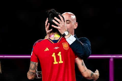Luis Rubiales besando a Jenni Hermoso en el Mundial Femenino