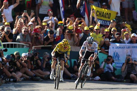 Jonas Vingegaard y Tadej Pogacar en la meta de la etapa 15 del Tour.