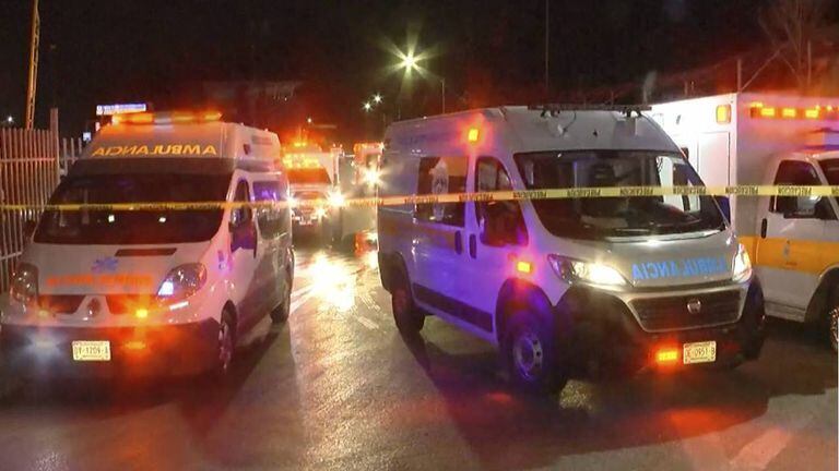 Imagen tomada de un video que muestra ambulancias y personal de equipos de rescate afuera de un centro de inmigración en Ciudad Juárez, México, el martes 28 de marzo de 2023.