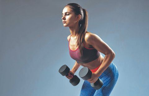 Aumentar la fuerza, mejorar la composición corporal o simplemente mantenerse activo, son algunos de los objetivos de los practicantes del 
levantamiento de pesas. En Cali esta es una tendencia que crece.