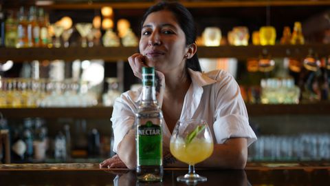 Tatiana Morales, «bartender». Aguardiente Nectar, Campaña "Orgullosos de lo que somos"