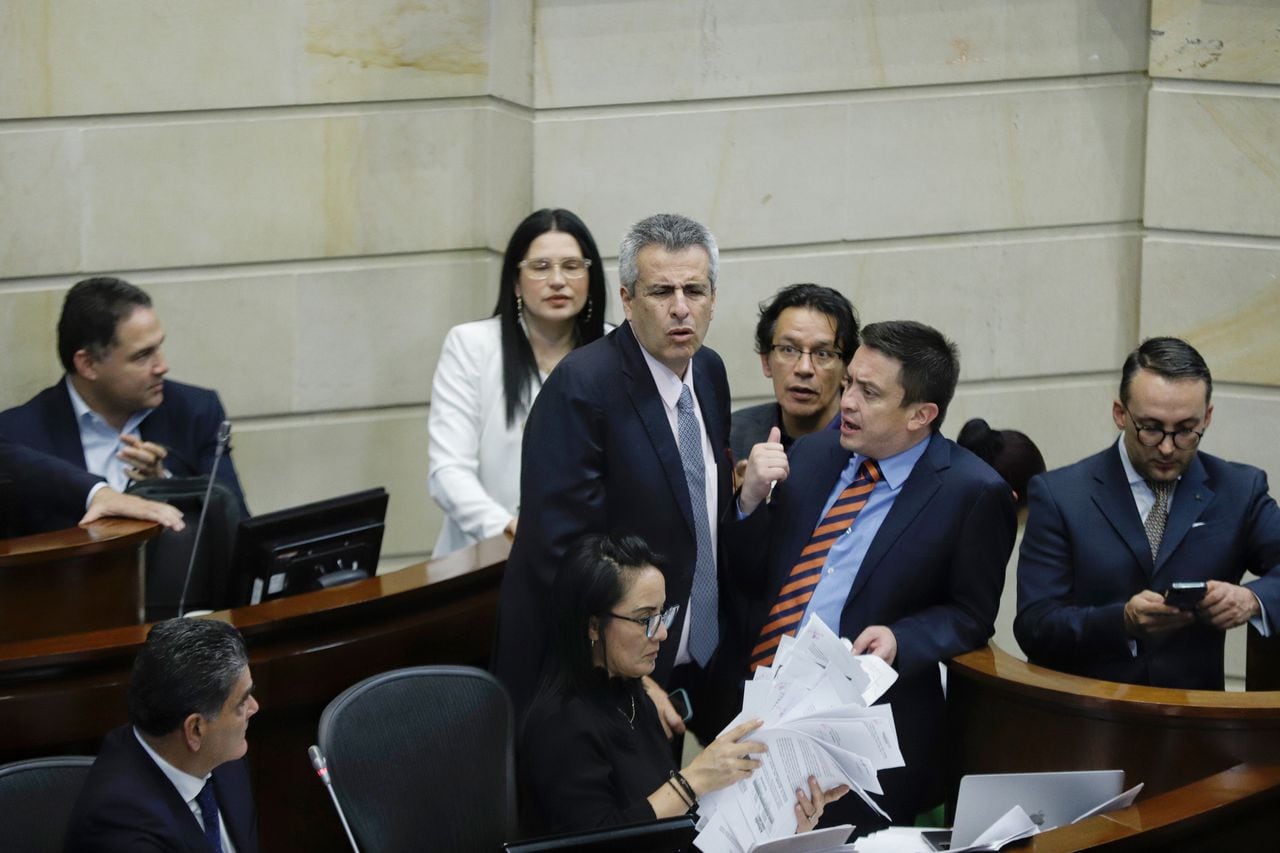Luis Fernando Velasco, Ministro del Interior (izquierda), Gustavo Garcia Figueroa, Viceministro del interior (derecha).