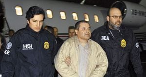 Joaquín “el Chapo” Guzmán Loera, de 61 años, llega custodiado al aeropuerto MacArthur de Long Island, Nueva York, el día de su extradición desde México. Fue sentenciado a cadena perpetua por diez delitos de narcotráfico, posesión de armas y lavado de dinero.