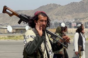 Las fuerzas talibanes patrullan en una pista de aterrizaje un día después de la retirada de las tropas estadounidenses del aeropuerto internacional Hamid Karzai en Kabul, Afganistán, el 31 de agosto de 2021. REUTERS / Stringer TPX IMÁGENES DEL DÍA