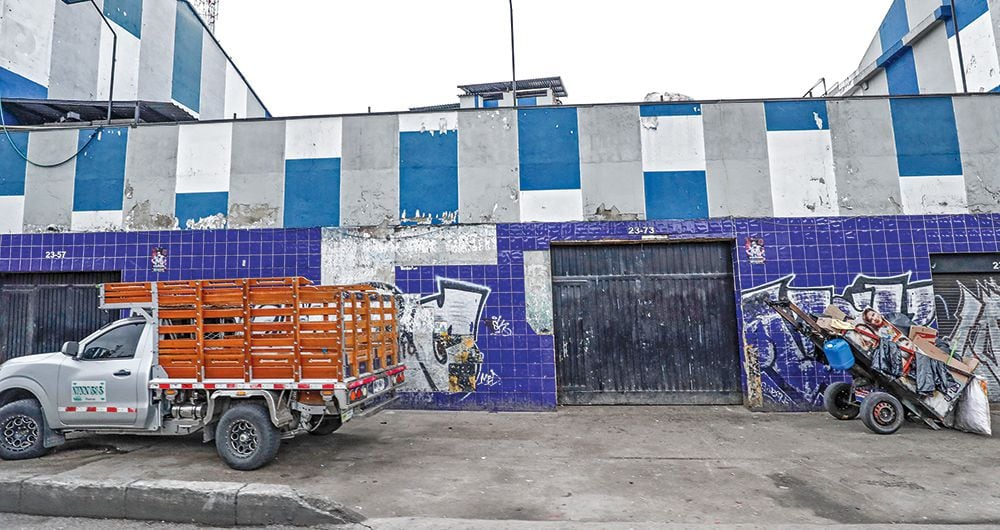    Ahora la criminalidad se tomó esta zona de Bogotá, del gigantesco burdel solo quedan en sus puertas los avisos que recuerdan la intervención judicial. Sus paredes están llenas de grafitis, los avisos de luces se apagaron y están que se van al piso. 