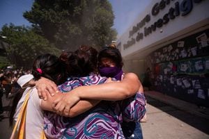 Mujeres se abrazan en una marcha para exigir justicia para las víctimas de violencia de género y feminicidios tras la muerte de Debanhi Escobar, una estudiante de derecho de 18 años cuyo cuerpo fue encontrado sumergido en un tanque de agua dentro de los terrenos de un motel en el estado norteño de Nuevo León, en la Ciudad de México, México 24 de abril de 2022. Foto REUTERS/Quetzalli Nicte-ha