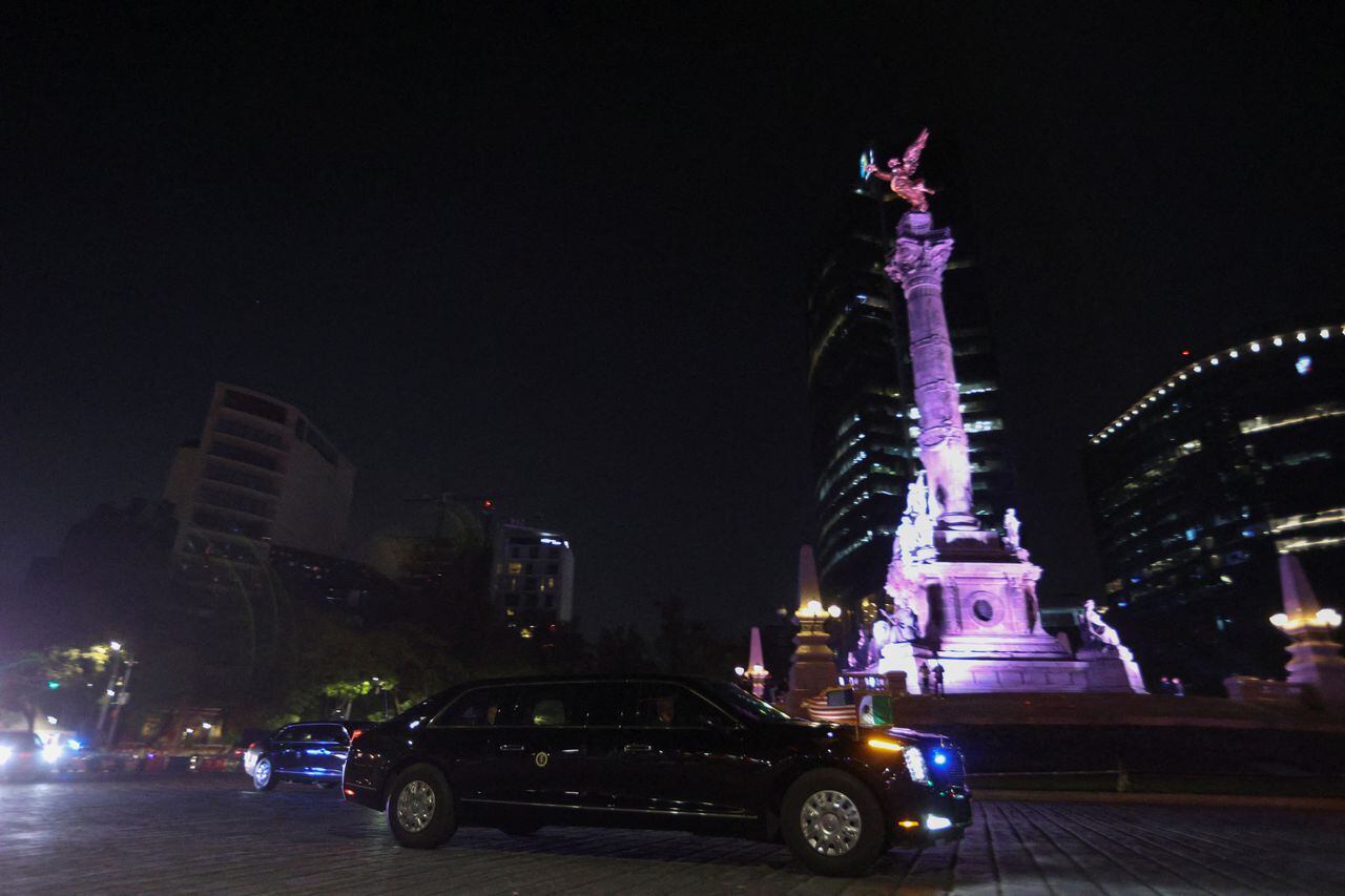 La caravana del presidente de los Estados Unidos, Joe Biden, pasa frente al monumento Ángel de la Independencia cuando llega para asistir a la Cumbre de Líderes de América del Norte en la Ciudad de México, México.