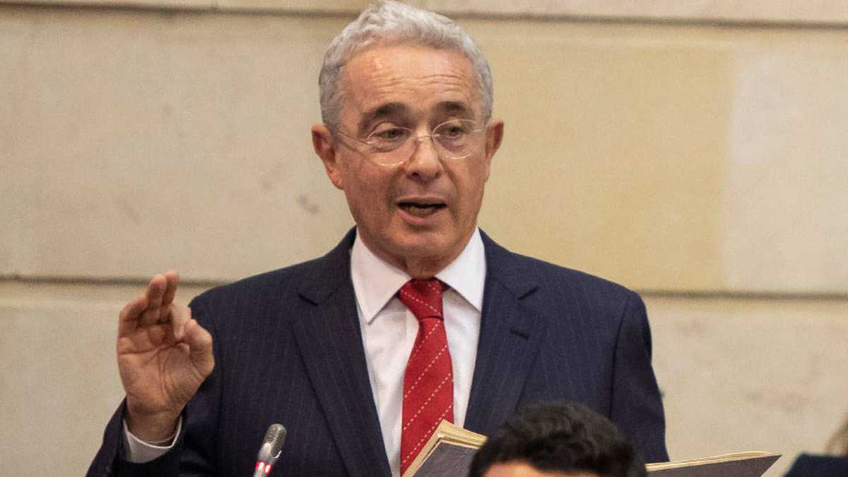 El senador Álvaro Uribe fue el primer vocero de partidos en intervenir.