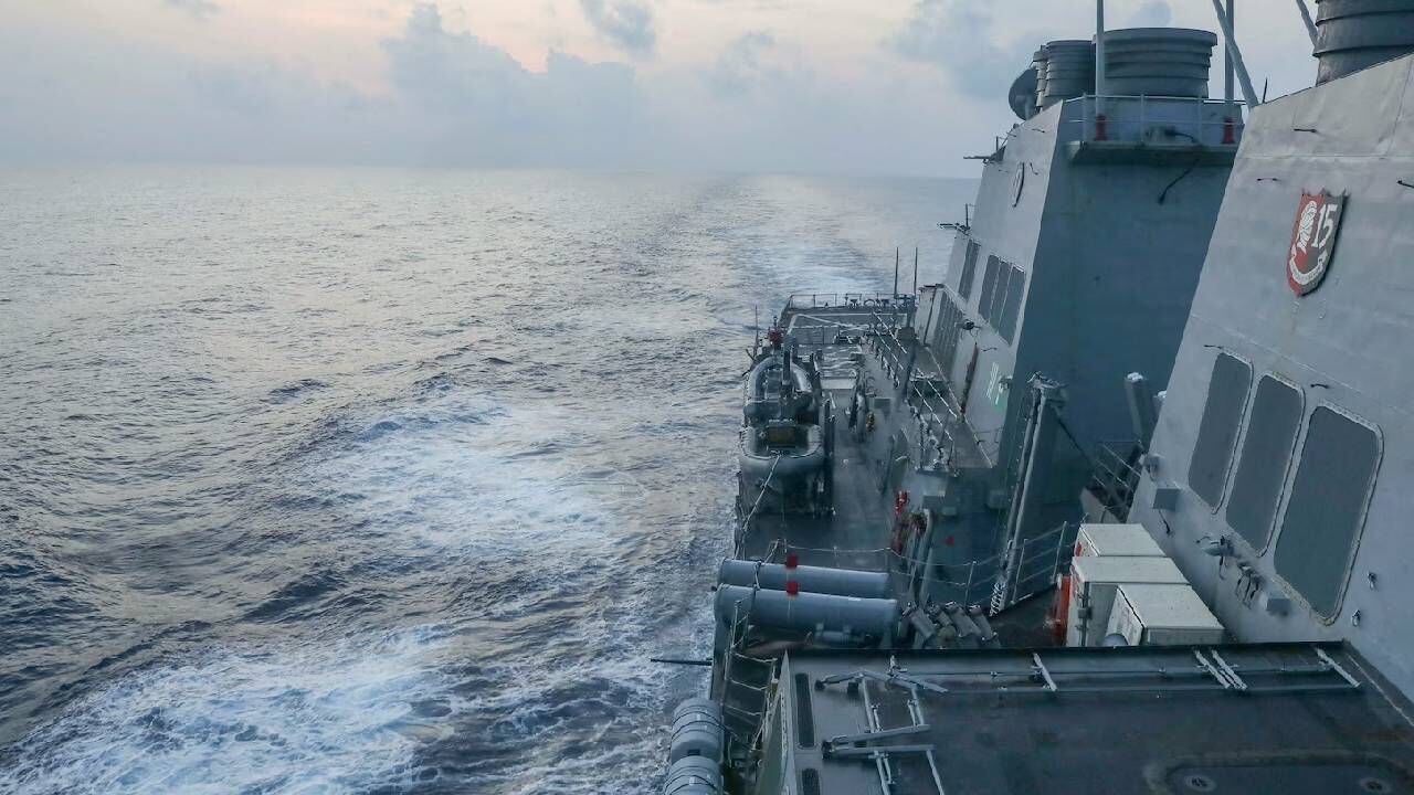 El destructor de misiles guiados USS Milius, desplegado en el área de operaciones de la Séptima Flota de EE. UU., realiza operaciones en curso, en un lugar no revelado en el Mar de China Meridional.