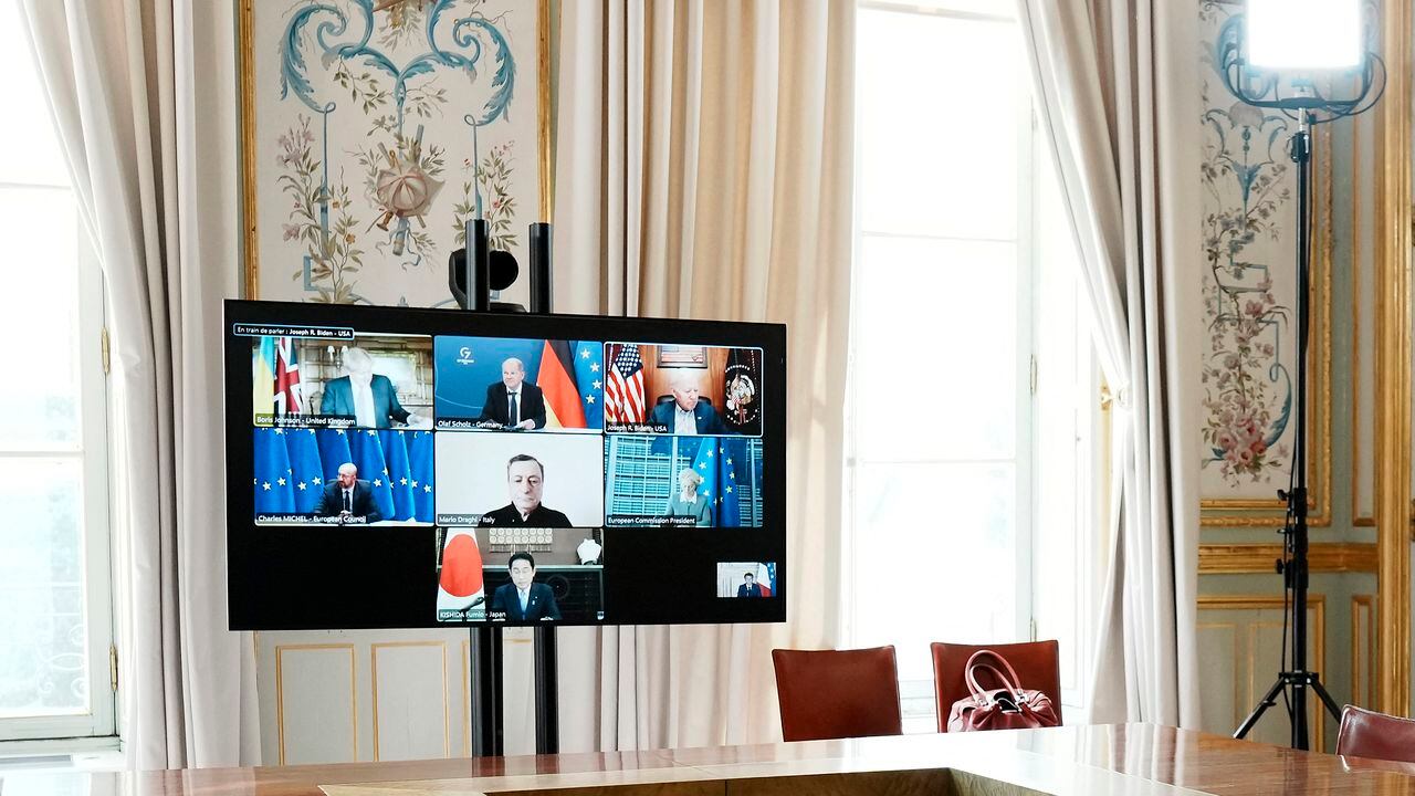 Vista general de la pantalla de video de los líderes del G7 durante una videoconferencia sobre Ucrania el 8 de mayo de 2022, el día 74 de la invasión rusa de Ucrania.