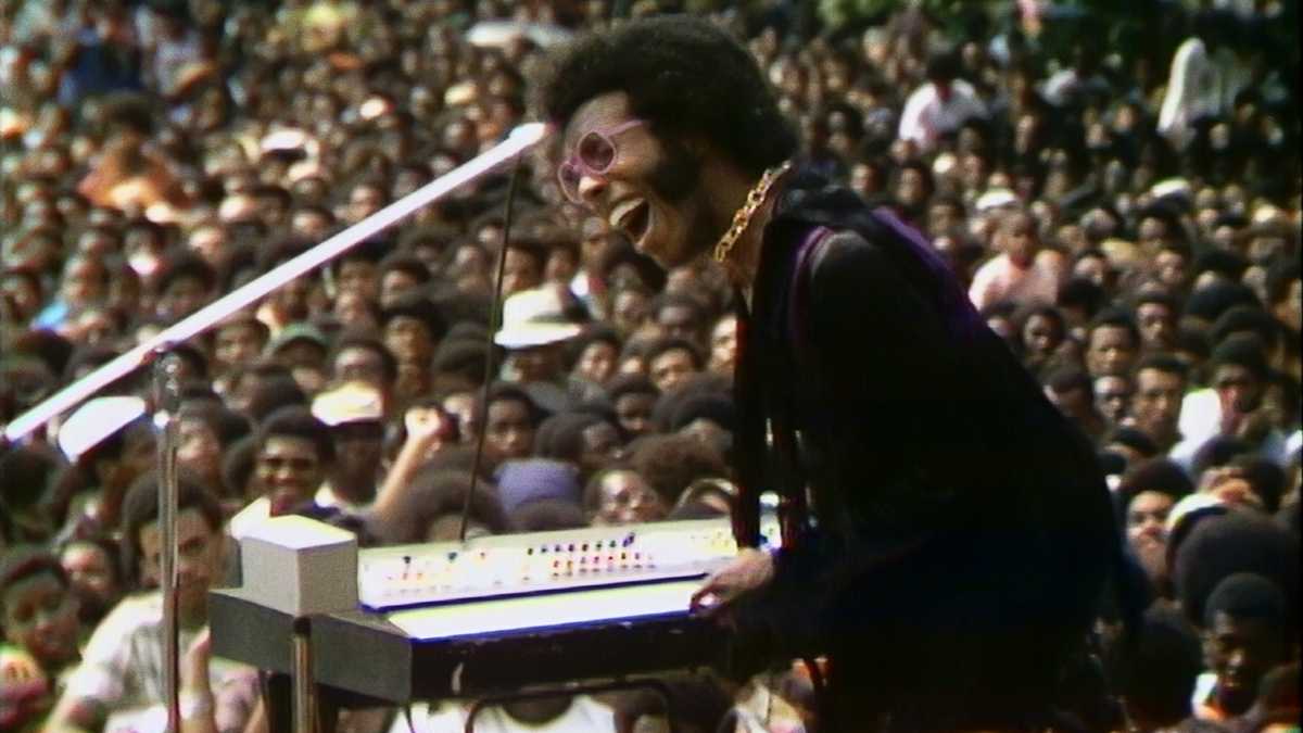 Sly Stone performing  en el Harlem Cultural Festival de 1969.