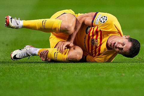 Robert Lewandowski lesionado durante el partido de Porto vs. Barcelona en Champions League