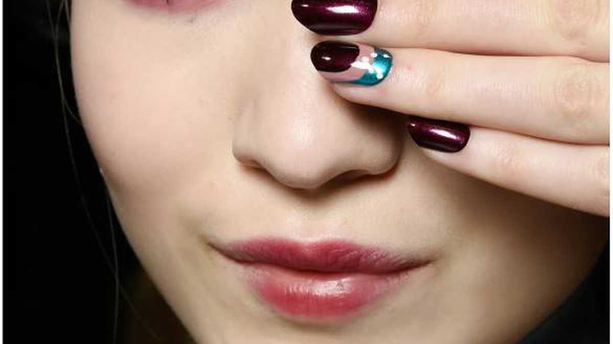 Guía para recuperar las uñas dañadas por el uso de acrílicos. (Foto vía Getty)