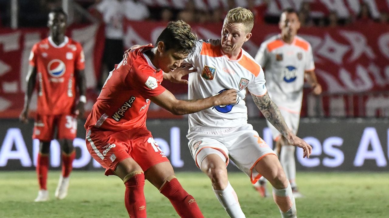 CALI, COLOMBIA - AUGUST 25: Rafael Carrascal of America struggles the ball with George Saunders of Envigado during a match between America de Cali and Envigado as part of Torneo Clausura Liga Aguila 2019 at Estadio Pascual Guerrero on August 25, 2019 in Cali, Colombia. (Photo by Getty Images/Gabriel Aponte/Vizzor Image)