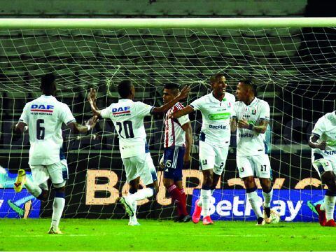 El momento del gol de Fainer Torijano para el 2-0 final