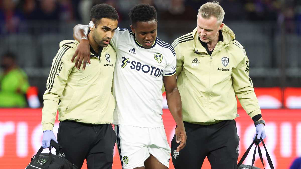 PERTH, AUSTRALIA - JULY 22: Luis Sinisterra of Leeds United leaves the game with an injury during the first half during the Pre-Season friendly match between Leeds United and Crystal Palace at Optus Stadium on July 22, 2022 in Perth, Australia. (Photo by Getty Images/Matthew Ashton - AMA)